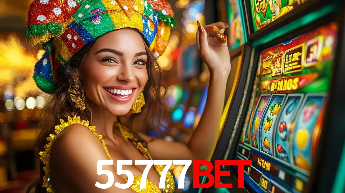 Mulher feliz com traje de carnaval amarelo e colorido ao lado de uma máquina de caça-níqueis, aproveitando a diversão e os jogos temáticos do cassino 55777BET.